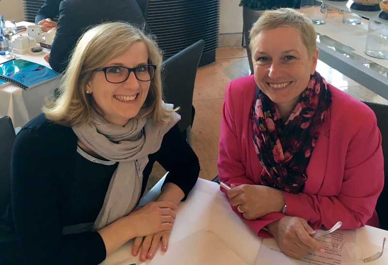 Im Abgeordnetenrestaurant - Wirtschaftsjuniorin Kristine Lütke mit der oberfränkischen Bundestagsabgeordneten Elisabeth Scharfenberg